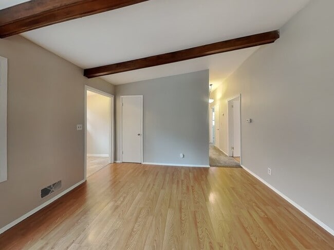 2272 Hazel St N in Maplewood, MN - Foto de edificio - Building Photo