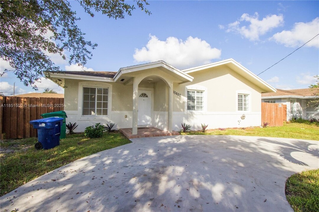 15650 NW 39th Ct in Opa Locka, FL - Building Photo