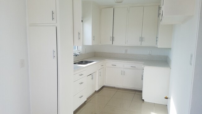 5735 S Rimpau Blvd, Unit 5735 in Los Angeles, CA - Building Photo - Building Photo