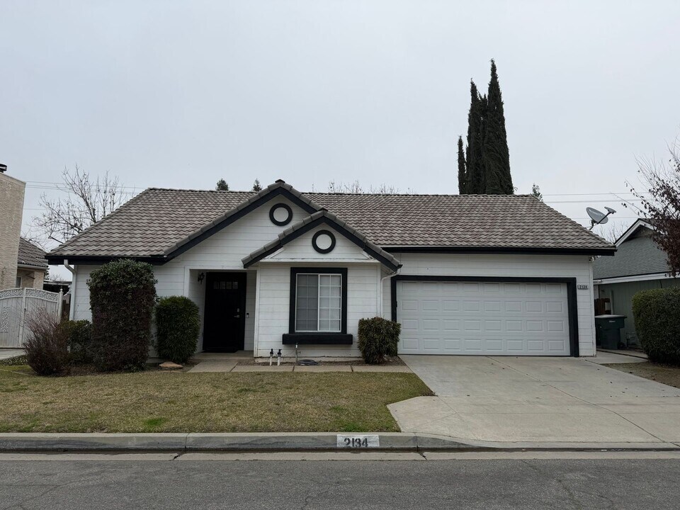2134 E Pinedale Ave in Fresno, CA - Building Photo