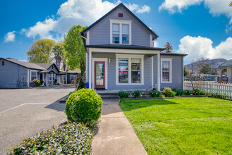 403 E Perkins St in Ukiah, CA - Building Photo - Building Photo