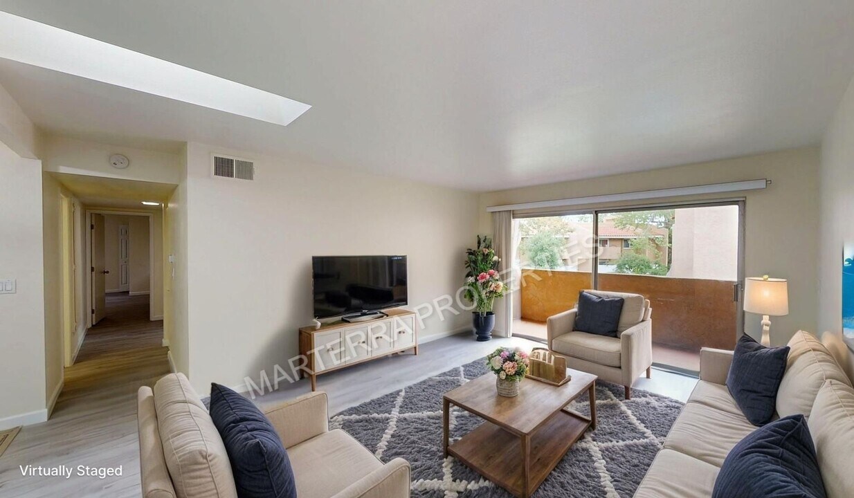1001 MacArthur Blvd in Santa Ana, CA - Building Photo