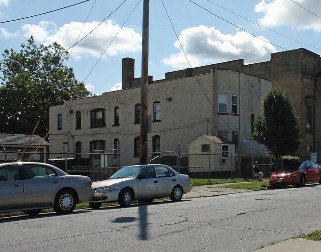2097 E 46th St in Cleveland, OH - Foto de edificio - Building Photo