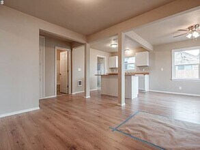 4105 Silverton Rd NE in Salem, OR - Foto de edificio - Building Photo