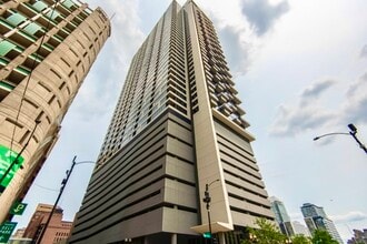 235 W Van Buren St, Unit 3321 in Chicago, IL - Building Photo - Building Photo