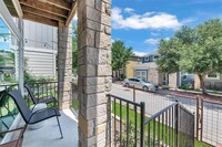 1933 Tramson Dr in Austin, TX - Foto de edificio - Building Photo