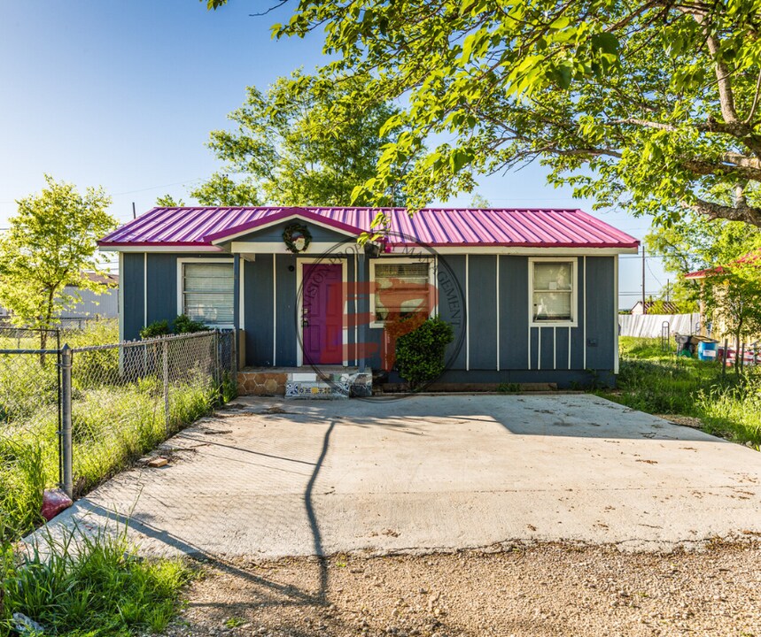 126 Lilly Ln in Whitney, TX - Foto de edificio