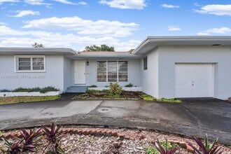 1060 NE 166th St in North Miami Beach, FL - Building Photo - Building Photo