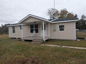 202 Underwood Dr in Uvalda, GA - Building Photo