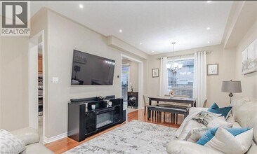 62 Angelucci Dr in Brampton, ON - Building Photo - Building Photo