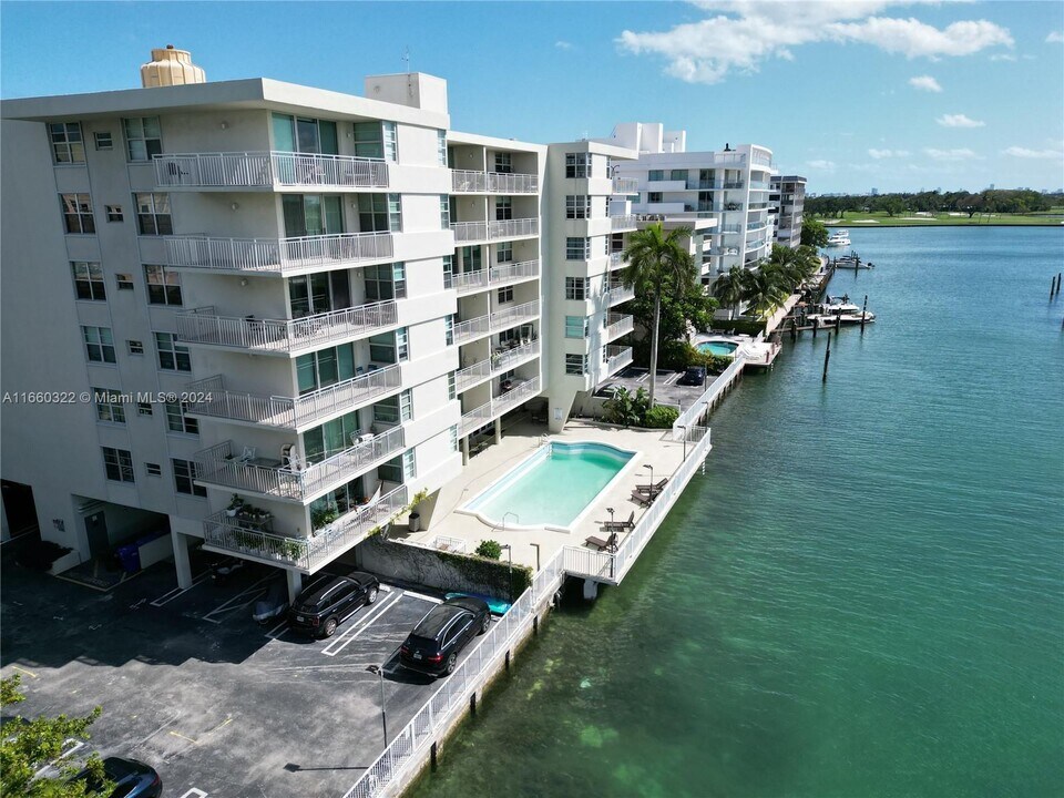 9500 W Bay Harbor Dr in Bay Harbor Islands, FL - Foto de edificio