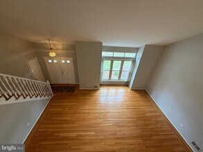7 Robert Dr in West Windsor Township, NJ - Building Photo - Building Photo