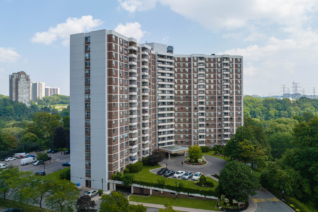 10 Edgecliff Golfway in Toronto, ON - Building Photo