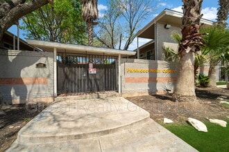 255 E Rampart Dr in San Antonio, TX - Foto de edificio - Building Photo