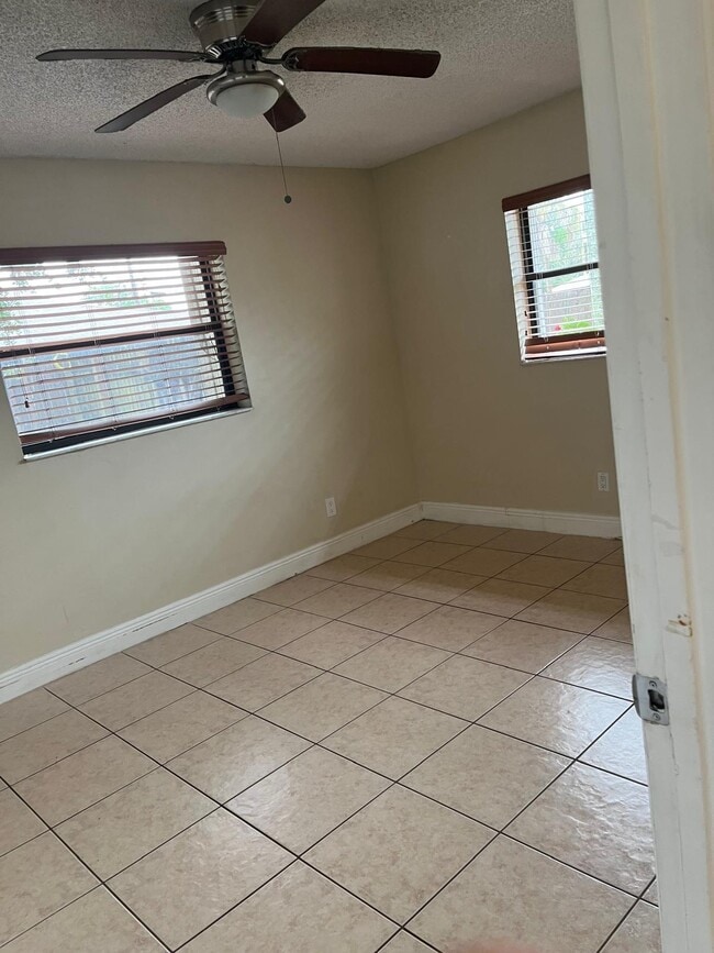 6131 SW 42nd Pl in Davie, FL - Building Photo - Building Photo