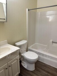 905 Center St S photo'