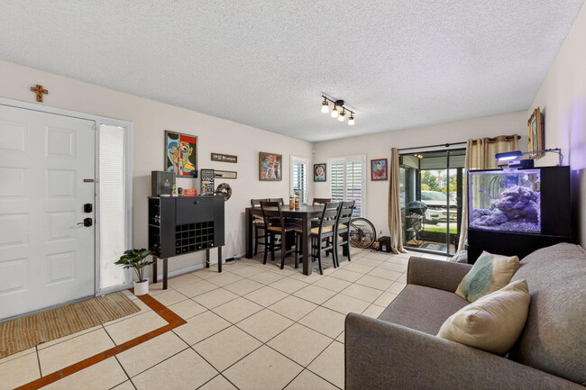950 S Kanner Hwy in Stuart, FL - Foto de edificio - Building Photo
