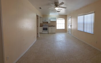 2807 Fan Palm Dr in Davenport, FL - Building Photo - Building Photo