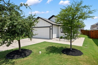 128 Crescent St in Georgetown, TX - Foto de edificio - Building Photo