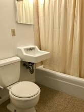 1079 Beacon St, Unit 1 in Brookline, MA - Foto de edificio - Building Photo