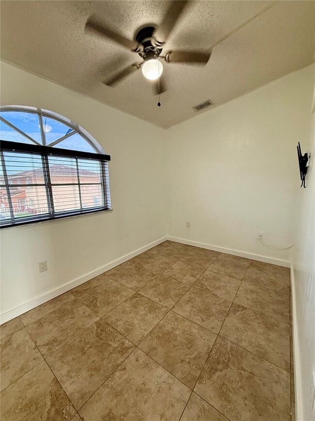 6843 W 36th Ave in Hialeah, FL - Building Photo - Building Photo