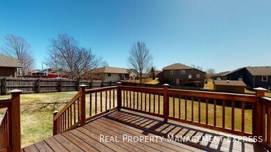 Beautiful 4 Bed 3.5 Bath House with 3-stall attached garage and fenced backyard on West side in Sioux Falls, SD - Building Photo - Building Photo