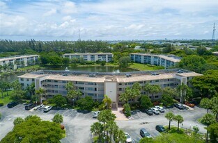 1902 Bermuda Cir, Unit J4 in Coconut Creek, FL - Building Photo
