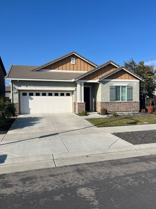 18351 Parkside Dr in Lathrop, CA - Building Photo