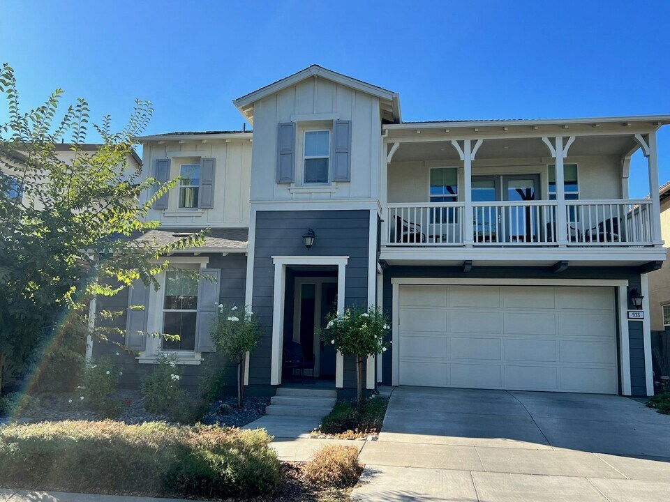 936 Woodbury Ln in Davis, CA - Building Photo
