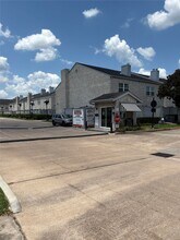 622 Wilcrest Dr in Houston, TX - Building Photo - Building Photo