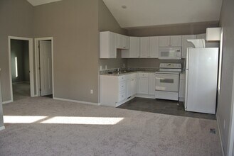 512 Hiawatha St in Minot, ND - Foto de edificio - Building Photo