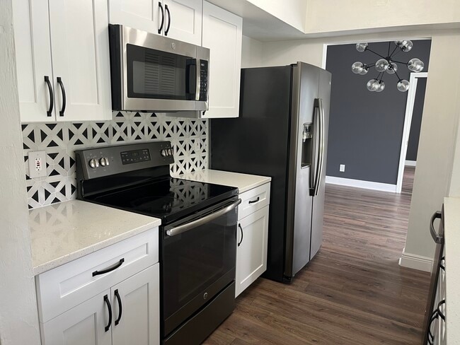 2316 Everest Pky in Cape Coral, FL - Foto de edificio - Building Photo
