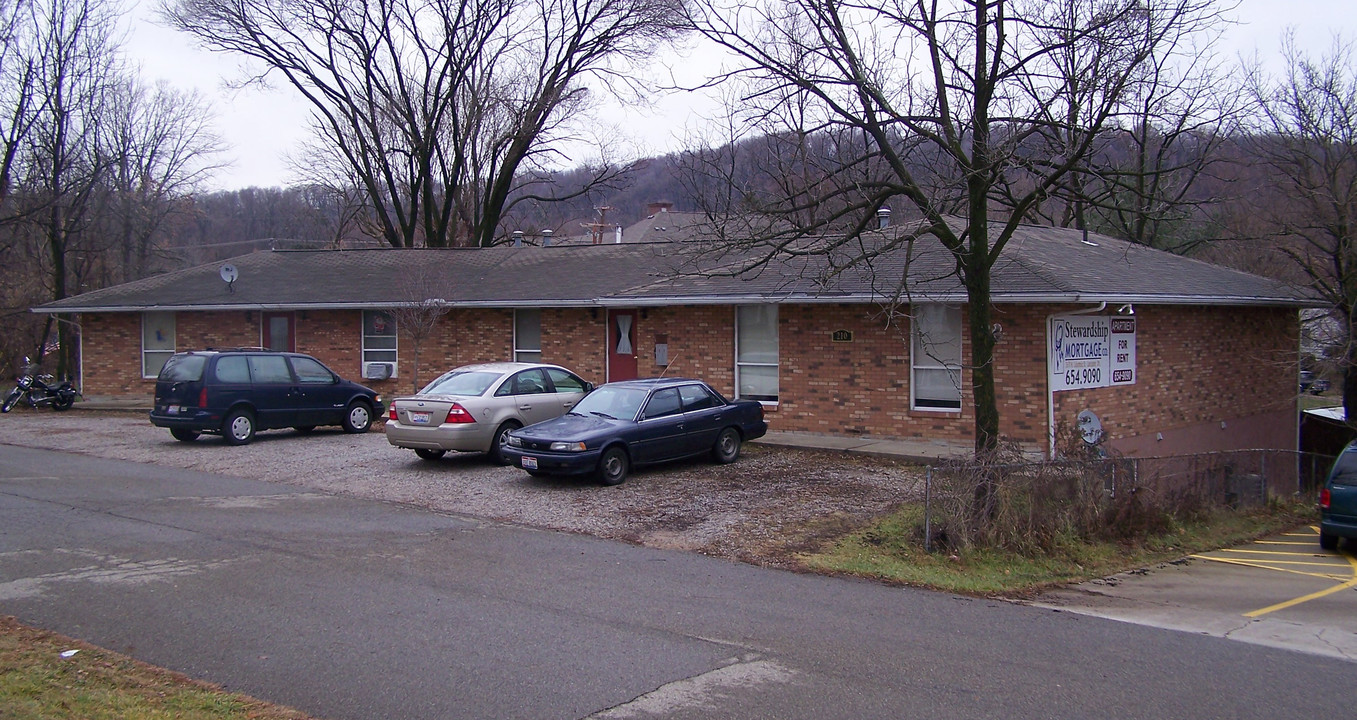 210 S Pershing Dr in Lancaster, OH - Building Photo