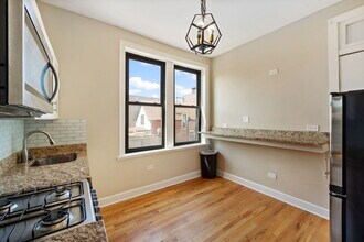 2242 N Western Ave in Chicago, IL - Building Photo - Building Photo