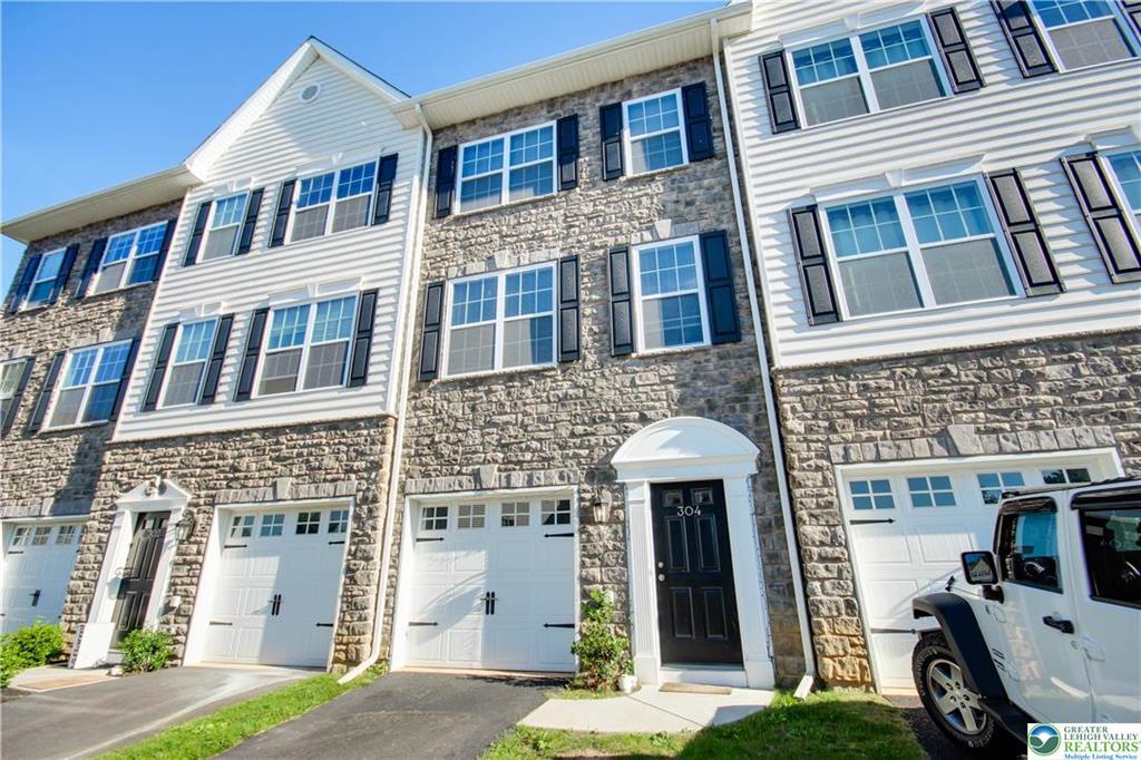 304 Stonewood Ln in Hellertown, PA - Building Photo