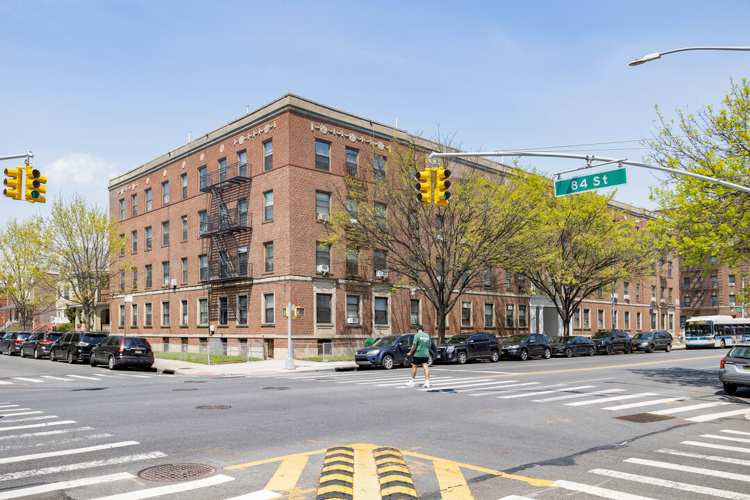 8320 Bay Pky in Brooklyn, NY - Foto de edificio