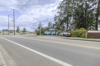 Lakeview Apartments in Lakewood, WA - Building Photo - Building Photo