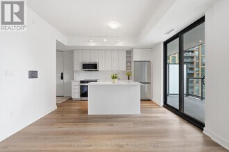 2075 Lakeshore Rd. in Burlington, ON - Building Photo - Building Photo