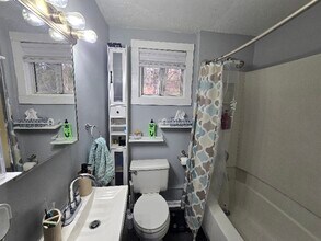 1042 Lessing St in Pittsburgh, PA - Foto de edificio - Building Photo