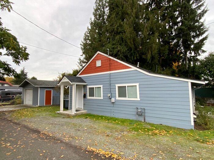 714 3rd St NW in Puyallup, WA - Building Photo
