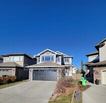 8380 Shaske Crescent NW in Edmonton, AB - Building Photo