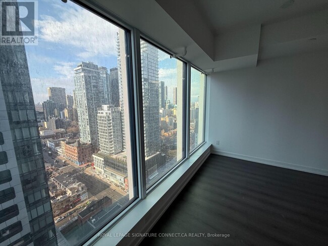 8-2708 Wellesley St W