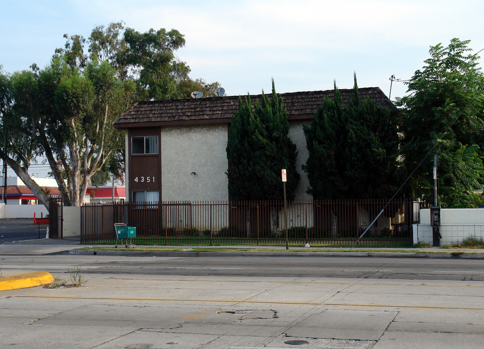 4351 W Rosecrans Ave in Hawthorne, CA - Building Photo