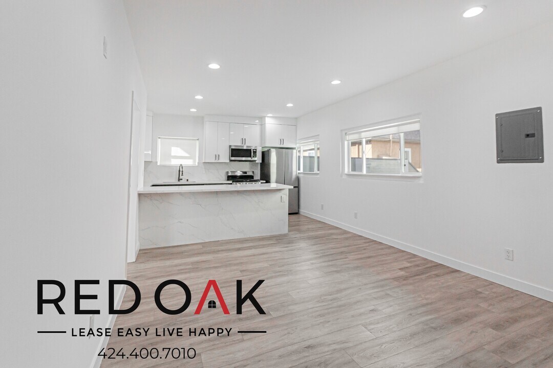 608 W Hillcrest Blvd in Inglewood, CA - Building Photo