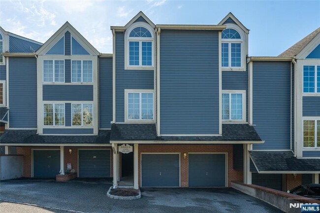 223 Cambridge Dr in Ramsey, NJ - Building Photo - Building Photo