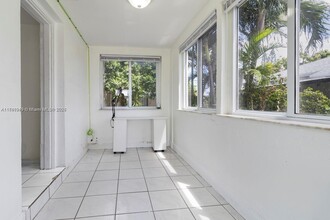 471 NW 32nd Ct in Miami, FL - Foto de edificio - Building Photo