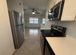 1100 E Caroline St in Tavares, FL - Foto de edificio - Building Photo