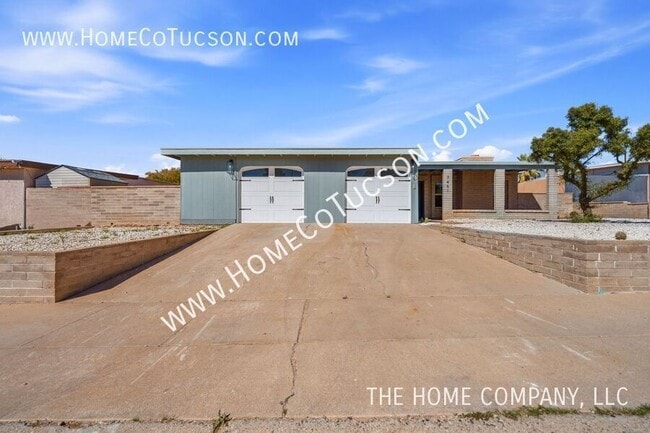 7461 E Victoria Dr in Tucson, AZ - Building Photo - Building Photo