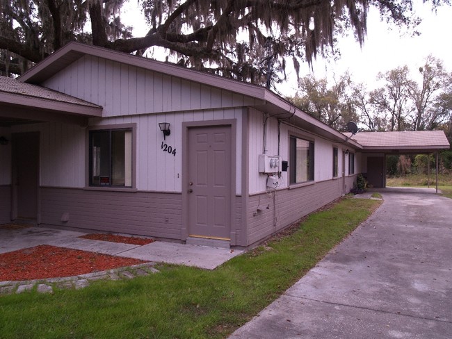 1204 E 11th St in Mount Dora, FL - Foto de edificio - Building Photo