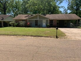 135 York Dr in Jackson, MS - Building Photo